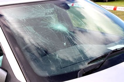 フロントガラスの運転席正面がひび割れた時の危険性