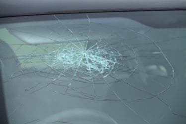 フロントガラスのひび割れが危険なケース