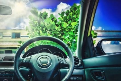 夏の暑い季節に自動車フロントガラスがひび割れる原因