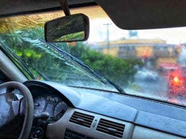 車のフロントガラスに関連した法規制と規制の変更