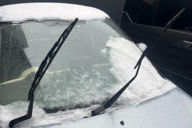 冬の寒い季節に自動車フロントガラスがひび割れる原因