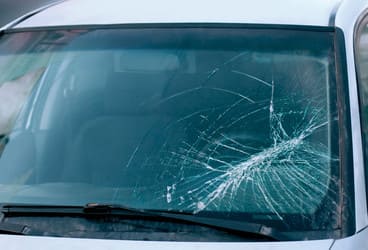 車の飛び石被害の回避方法について