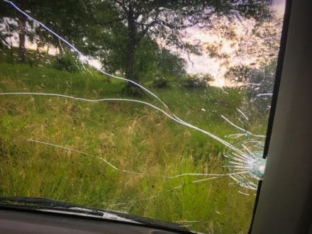 自動車フロントガラスのキズやひび割れの主な原因