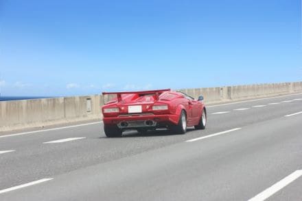 高速道路を走るスポーツカー