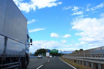 飛び石被害によるフロントガラスのヒビ割れ