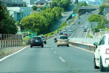 >フロントガラスの高速道路運転の安全性向上