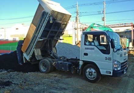 砂利運搬トラックに注意